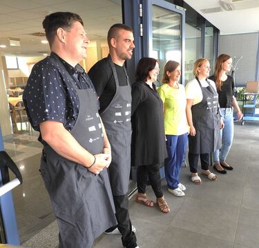 Miha Roblek, ( drugi z leve), sicer vodja kuhinje  v Tabru, je  poskrbel za pripravo in izvedbo  receptov